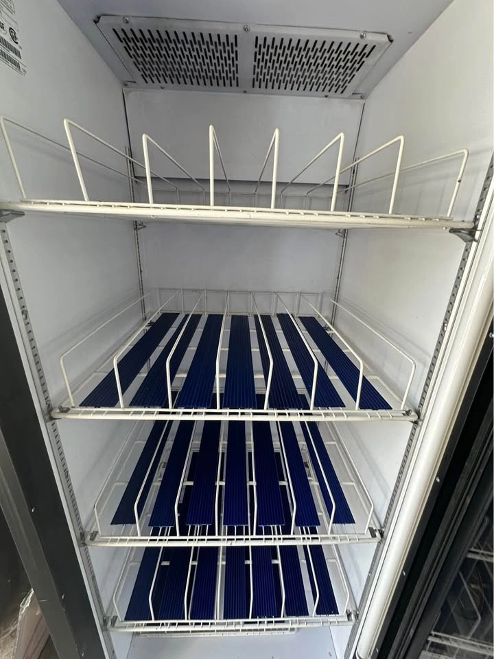 Commercial Glass Door Display Fridge – Works Great! - photo 4
