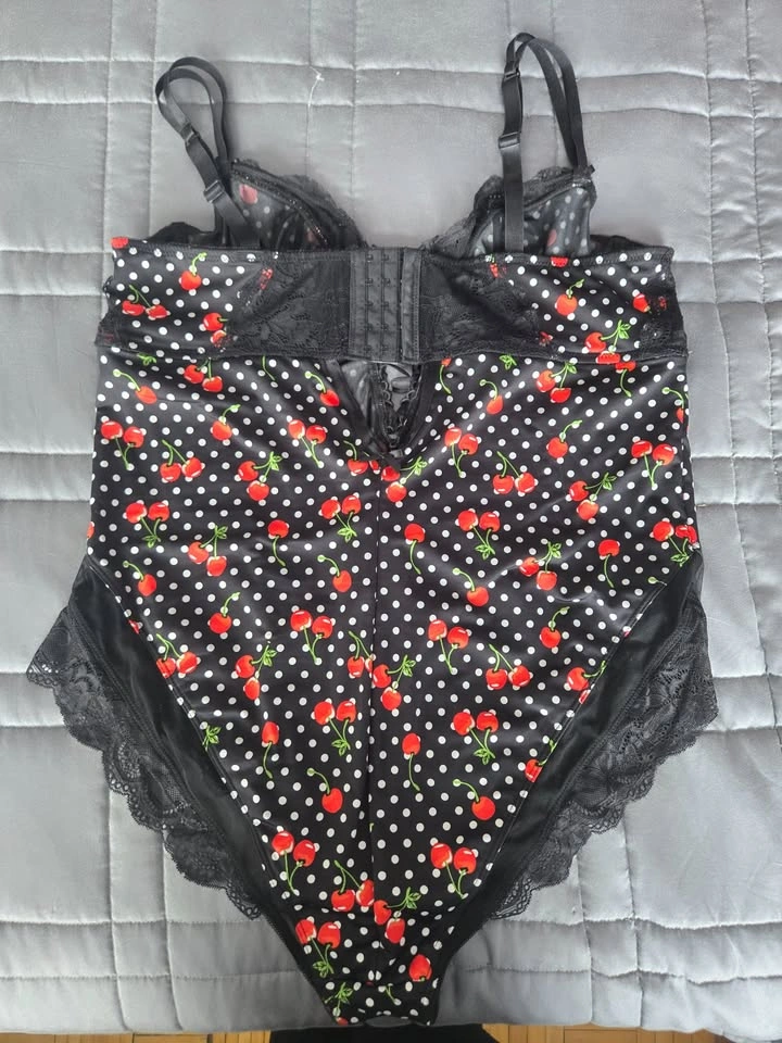 Torrid Retro Cherries Lace Bodysuit - Size 2 - photo 4