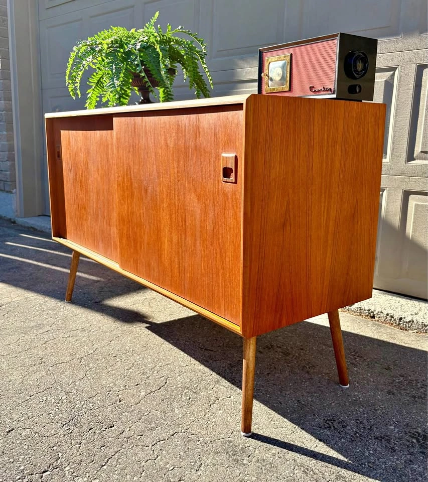 Teak Vintage Mid Century Modern Sideboard / Entertainment Unit