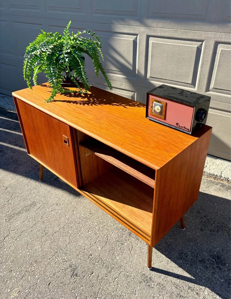 Teak Vintage Mid Century Modern Sideboard / Entertainment Unit - photo 2