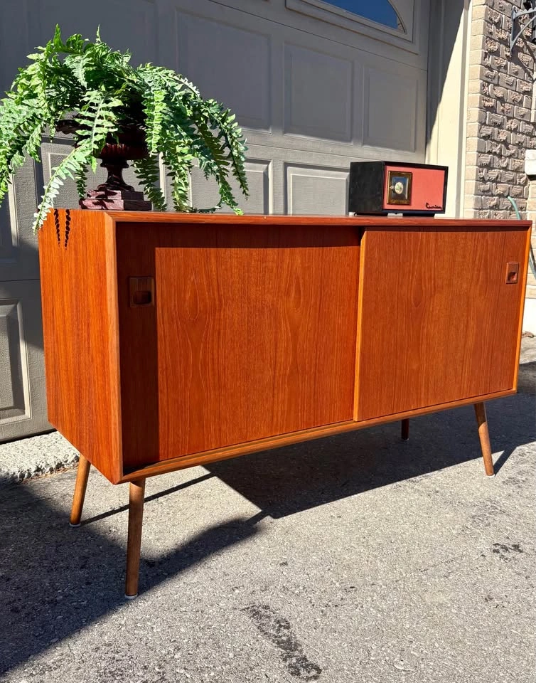 Teak Vintage Mid Century Modern Sideboard / Entertainment Unit - photo 4
