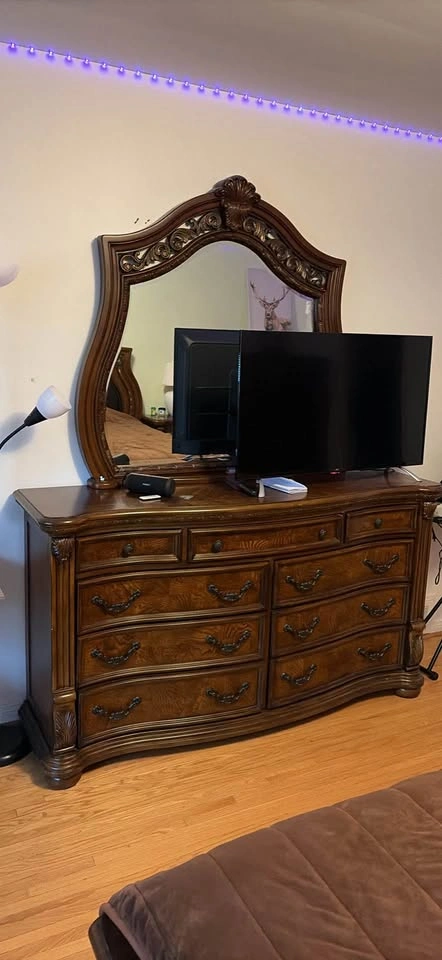 Ornate 5 Piece King Bedroom Set with Dresser & Nightstands - photo 4