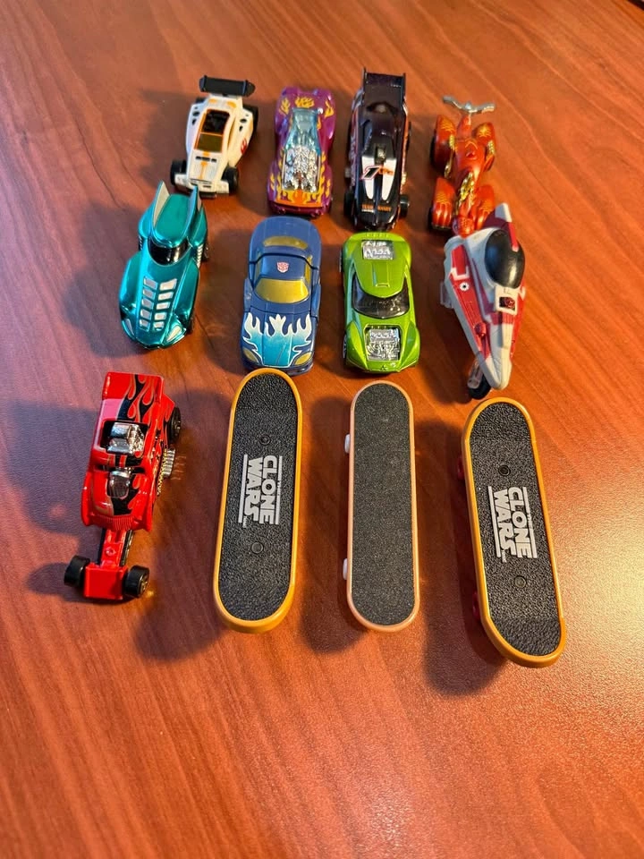 9 Vintage Hot Wheels & 3 Clone Wars Fingerboards