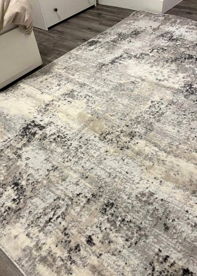 Cream with Navy Touches Carpet - 5x7 ft