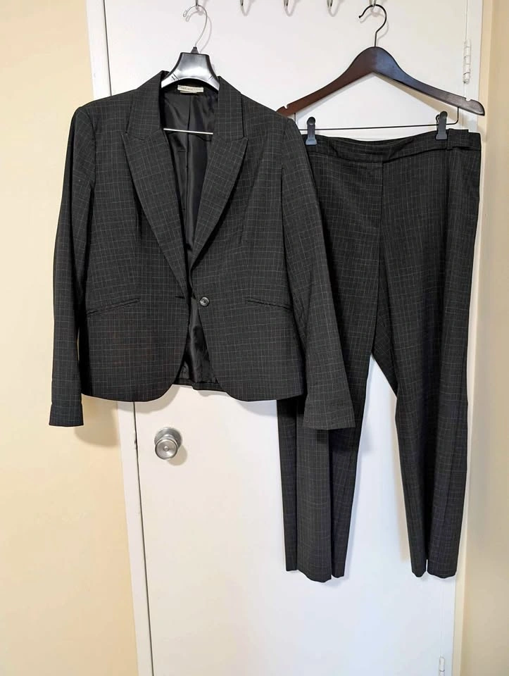 Women's Suit - Van Heusen Studio Dark Plaid Blazer & Pants - Siz