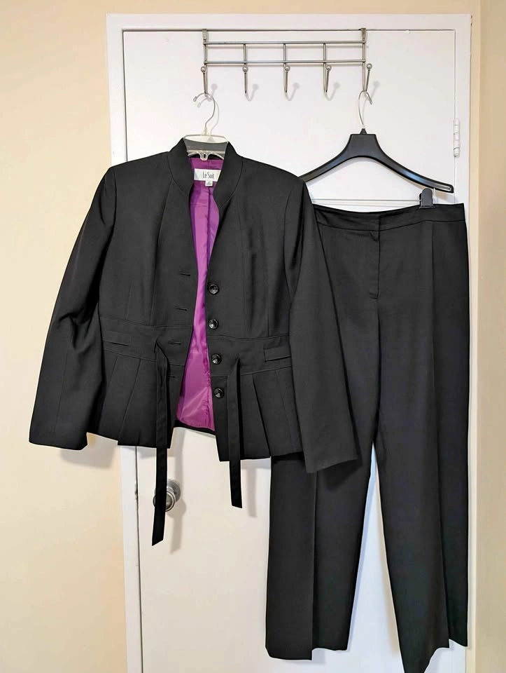 Le Suit Black Pantsuit Size 12