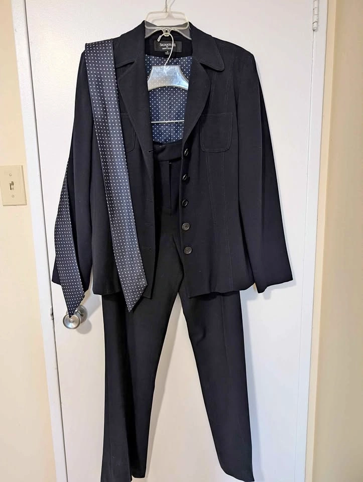 Woman suit - Signature by Larry Levine Black Pantsuit Size 10