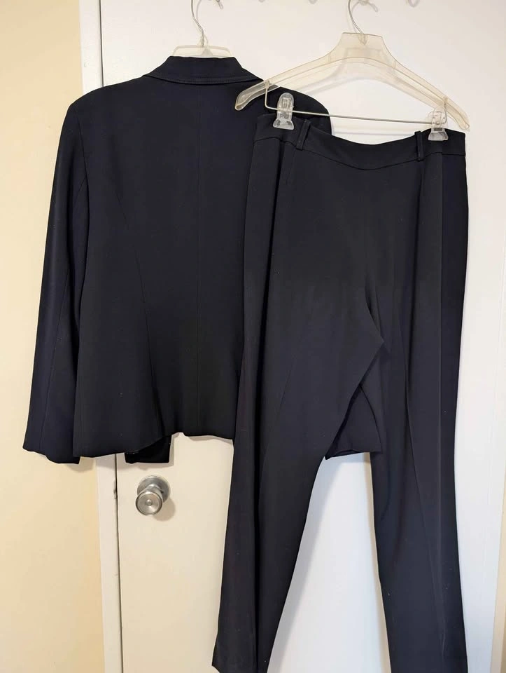 Woman suit - Signature by Larry Levine Black Pantsuit Size 10 - photo 2