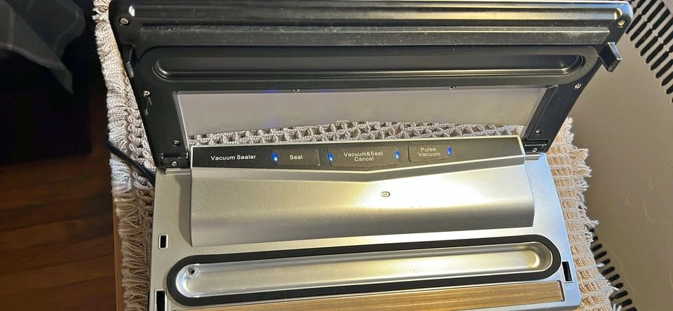 AICOK Vacuum Sealer with lots of bags