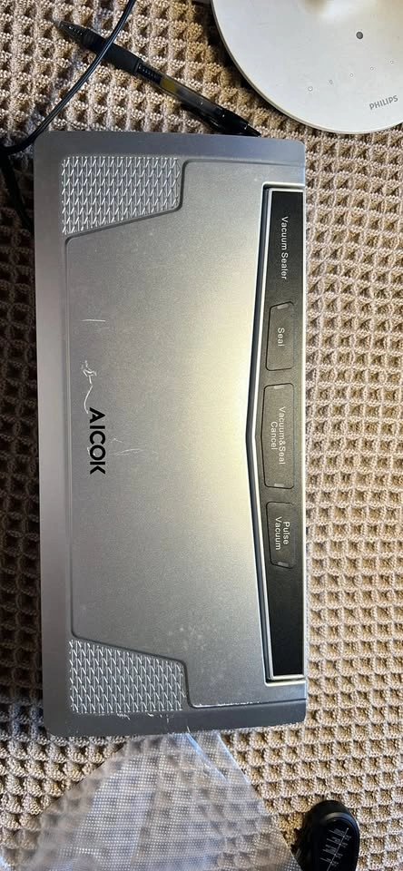 AICOK Vacuum Sealer with lots of bags - photo 2