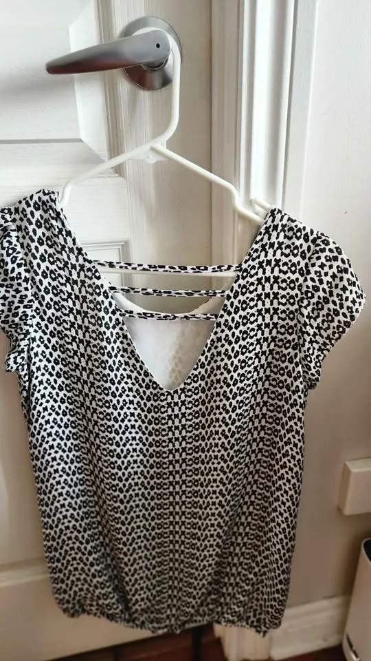 White and black top (xs/s) image indicator(2)