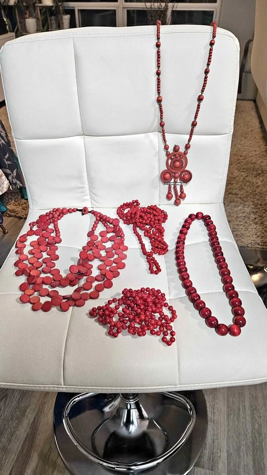 Costume jewellery Red necklaces lot