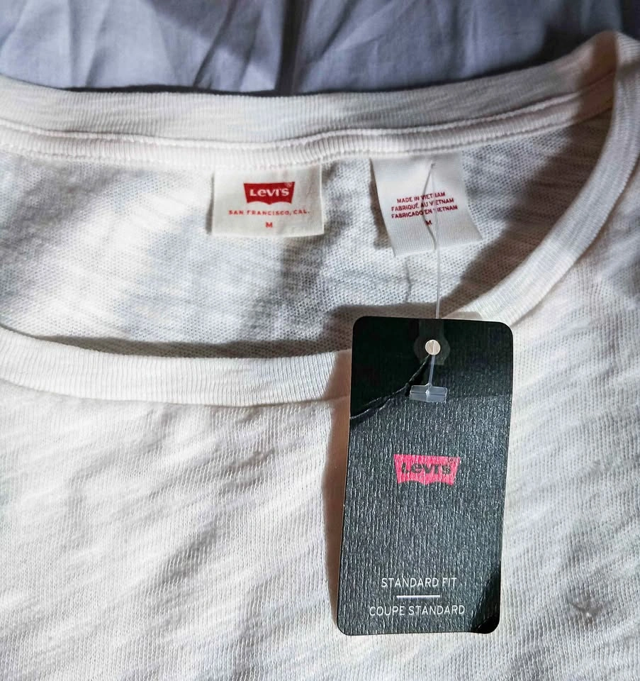 NEW Levi's Standard Fit T-Shirt Off-White Cream Size Medium | NW