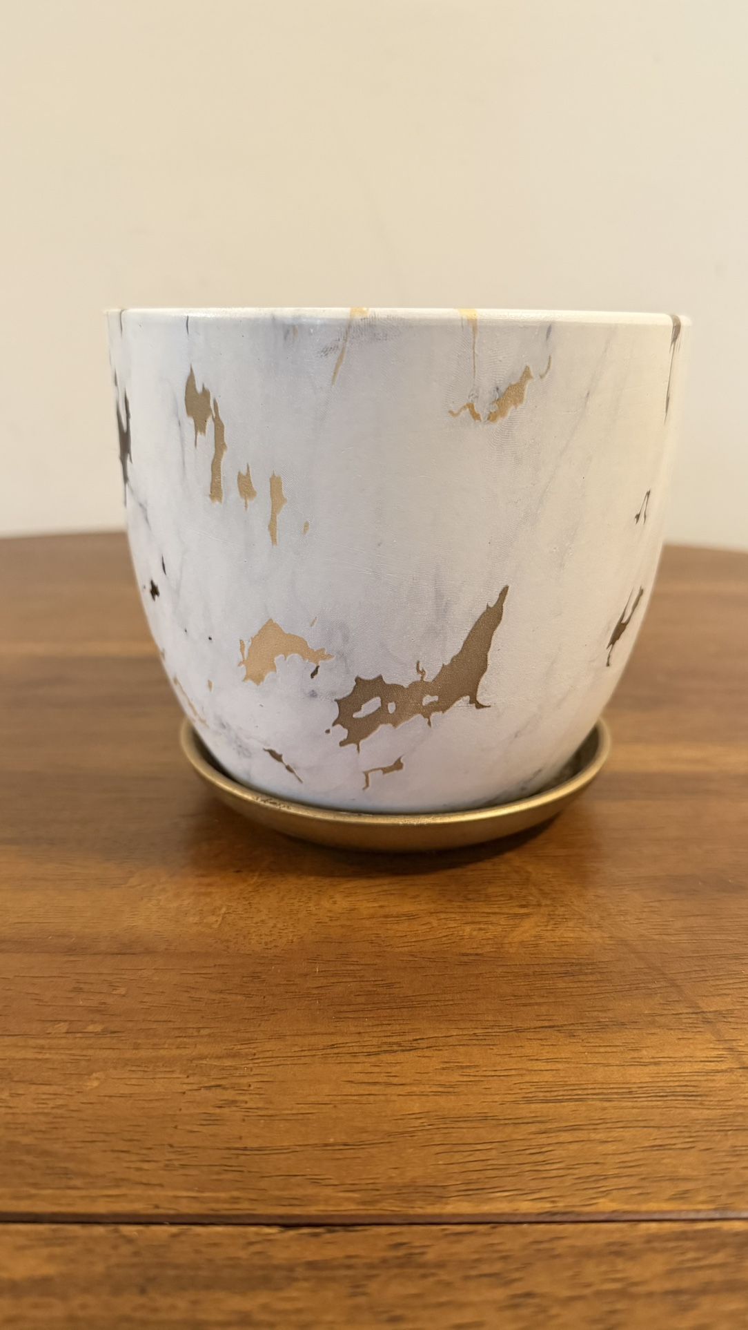 White Marble-Look Planter with Gold Saucer – 5” x 5”