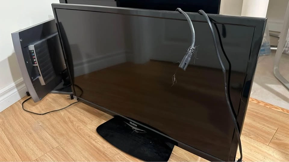 32in LCD Haier TV
