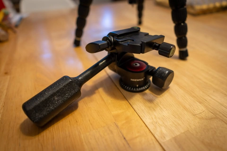 Camera Gear: Carbon Fibre Tripod, Video Head, Battery Charger - photo 2