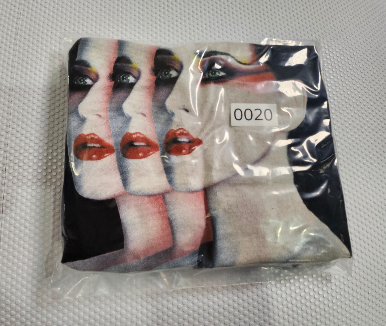 Katy Perry Witness The Tour Black Graphic Tee - photo 5