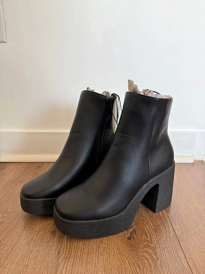New with Tags! Black Platform Boots Size 9 - photo 2