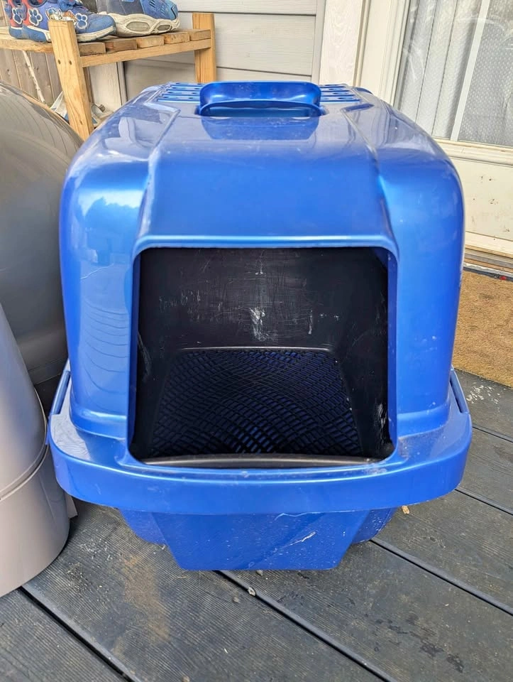 Cat litter box