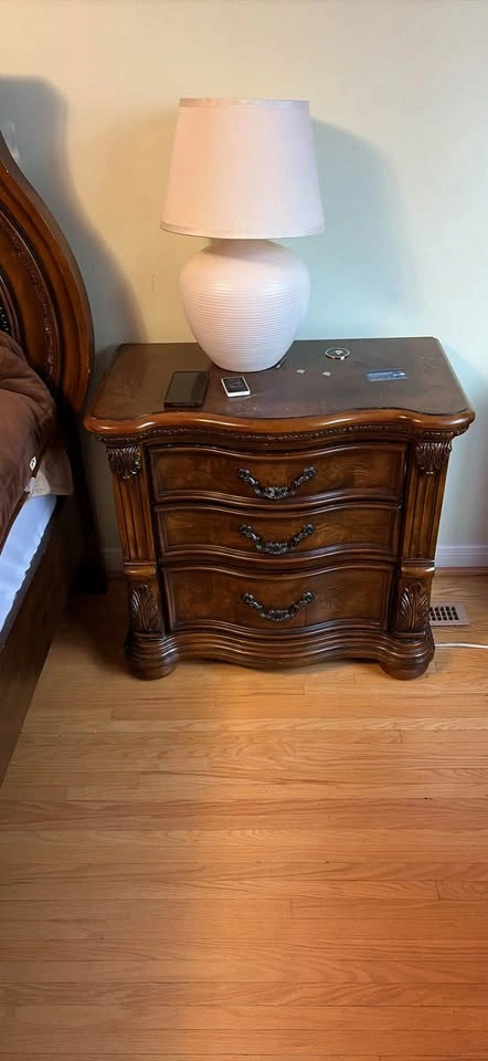 Ornate 5 Piece King Bedroom Set with Dresser and Nightstands - photo 2