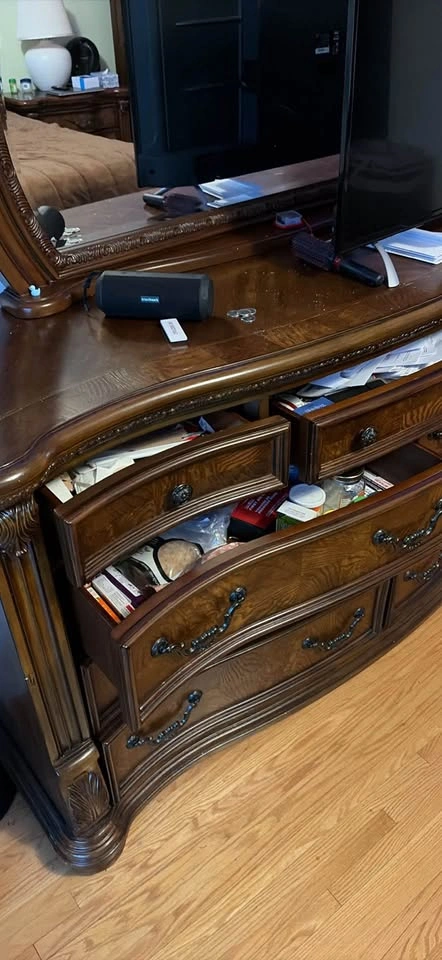 Ornate 5 Piece King Bedroom Set with Dresser and Nightstands - photo 5
