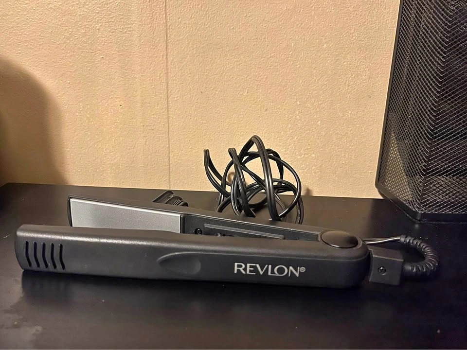 Revlon Essentials Ceramic 1" Flat Iron - Black