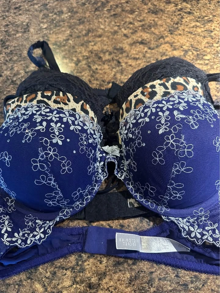 Lot of three bras, 36A - photo 2
