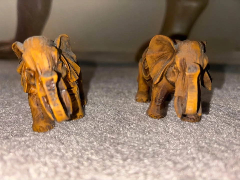 Pair of intricate resin elephant figurines - photo 2