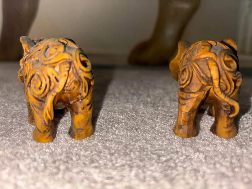 Pair of intricate resin elephant figurines - photo 3