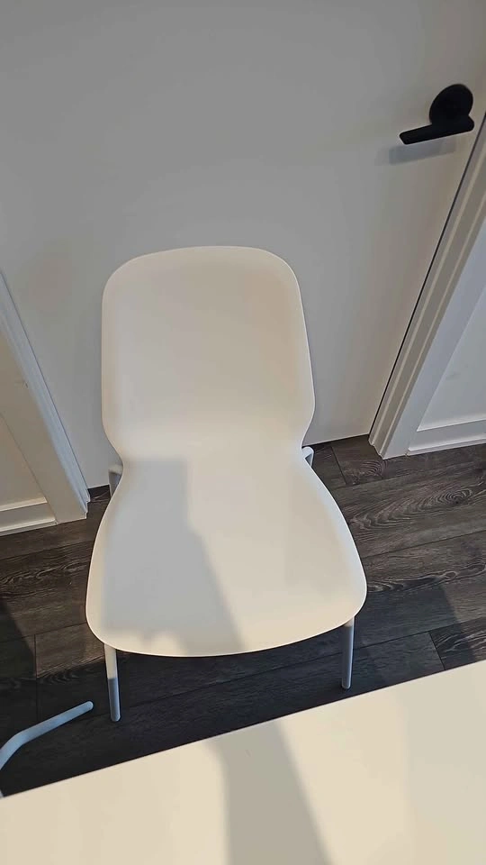 IKEA White Dining Table with 4 plastic chairs - photo 2