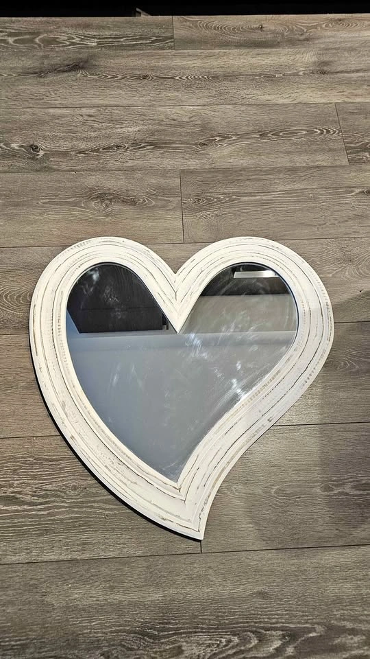 Decorative Heart-Shaped Mirror – Cute & Stylish