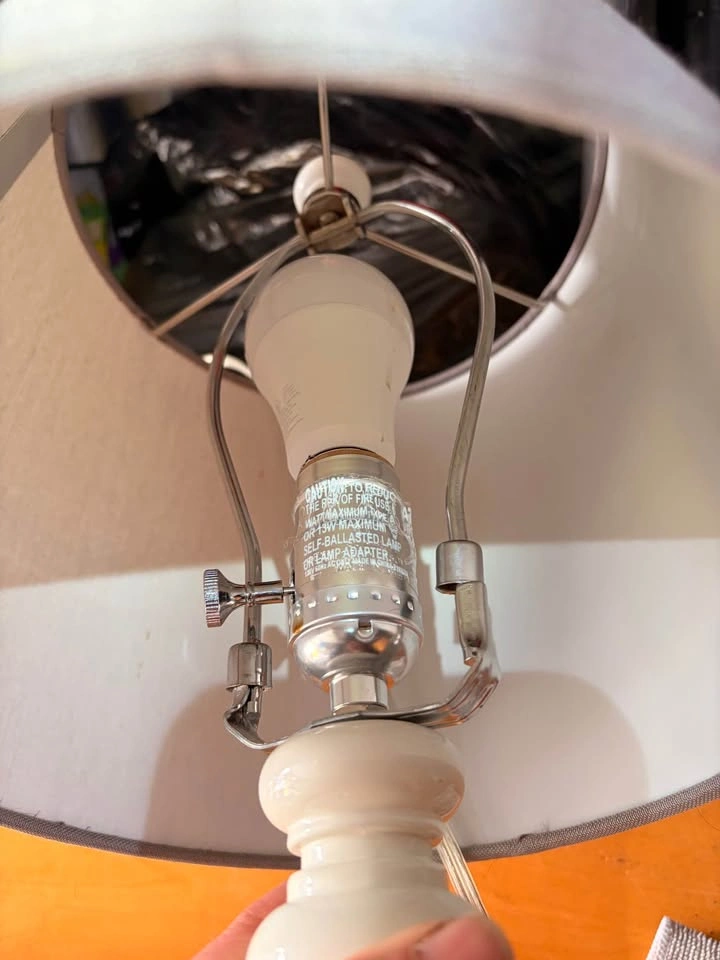 Heavy white lamp with greyish shade - photo 4