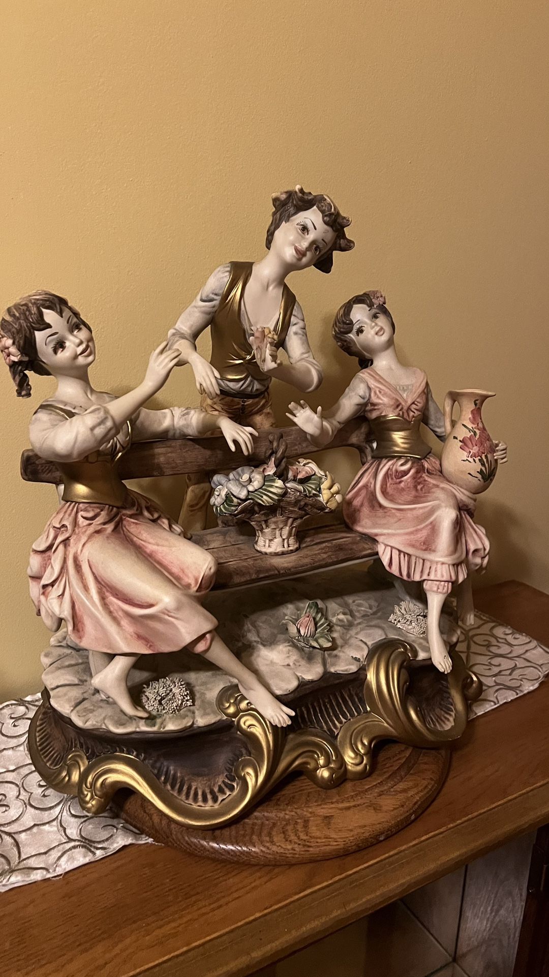 Beautiful Ceramic Figurine Made in Italy, 16" x 16" - photo 2