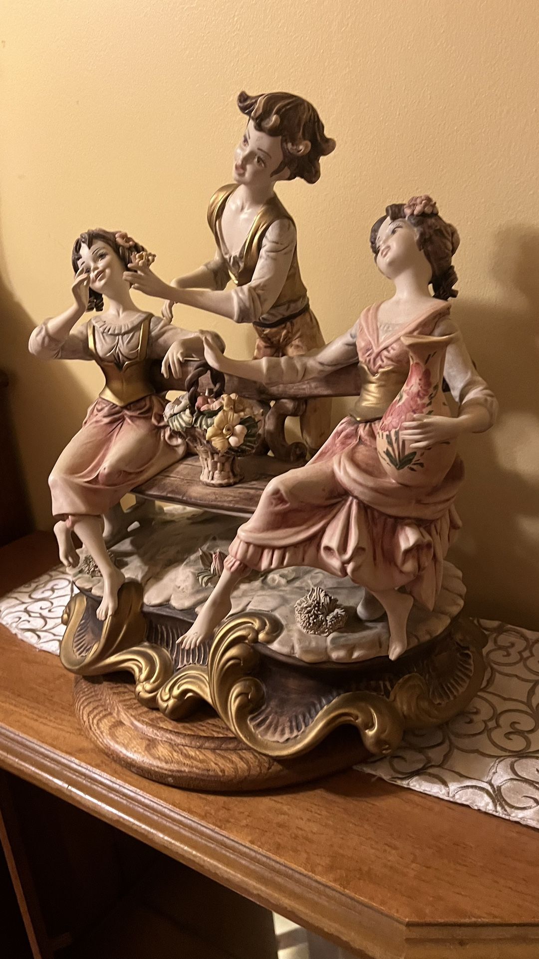 Beautiful Ceramic Figurine Made in Italy, 16" x 16" - photo 3