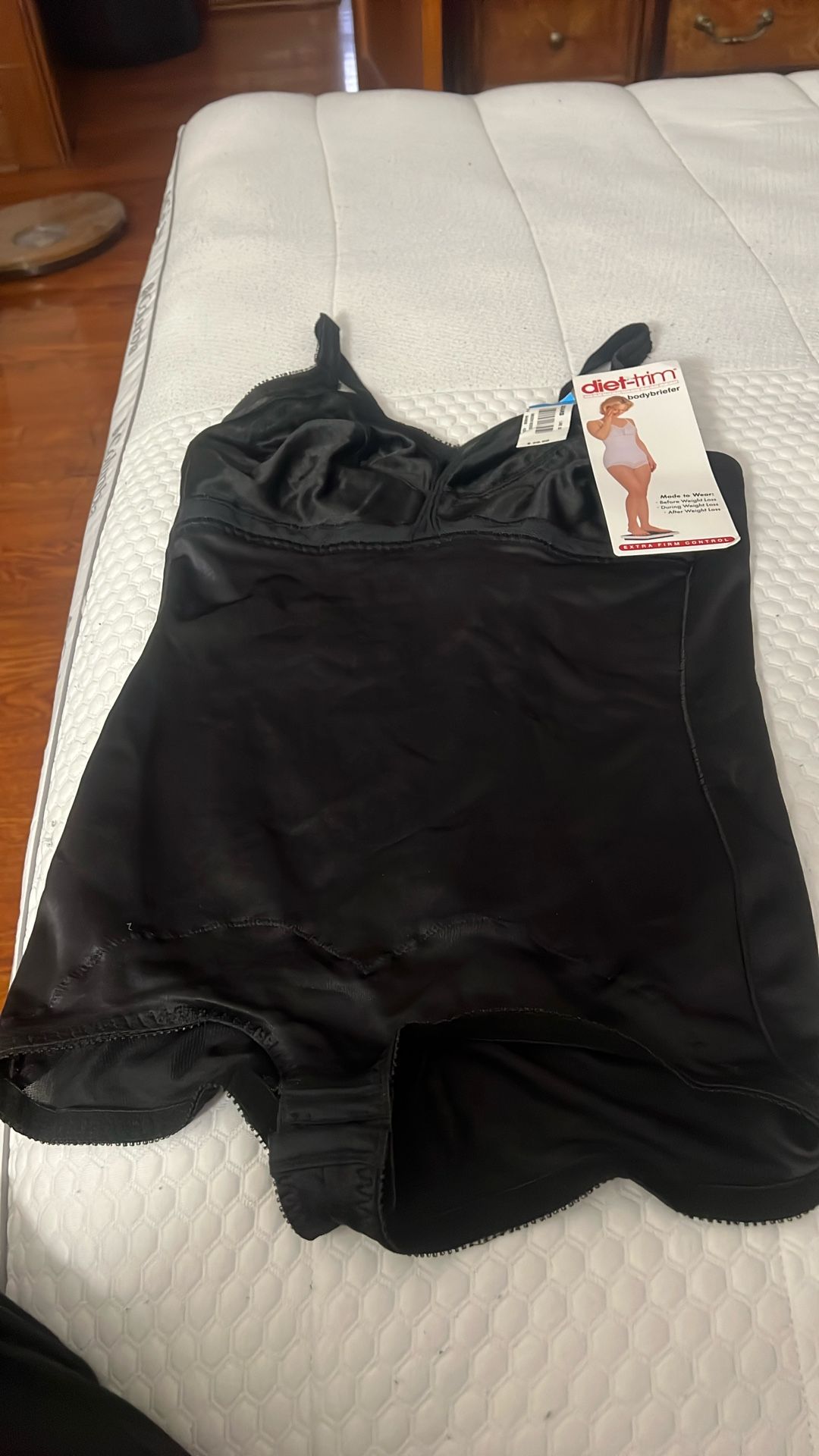 2 New Girdles: Black 42C, White 40C - photo 4