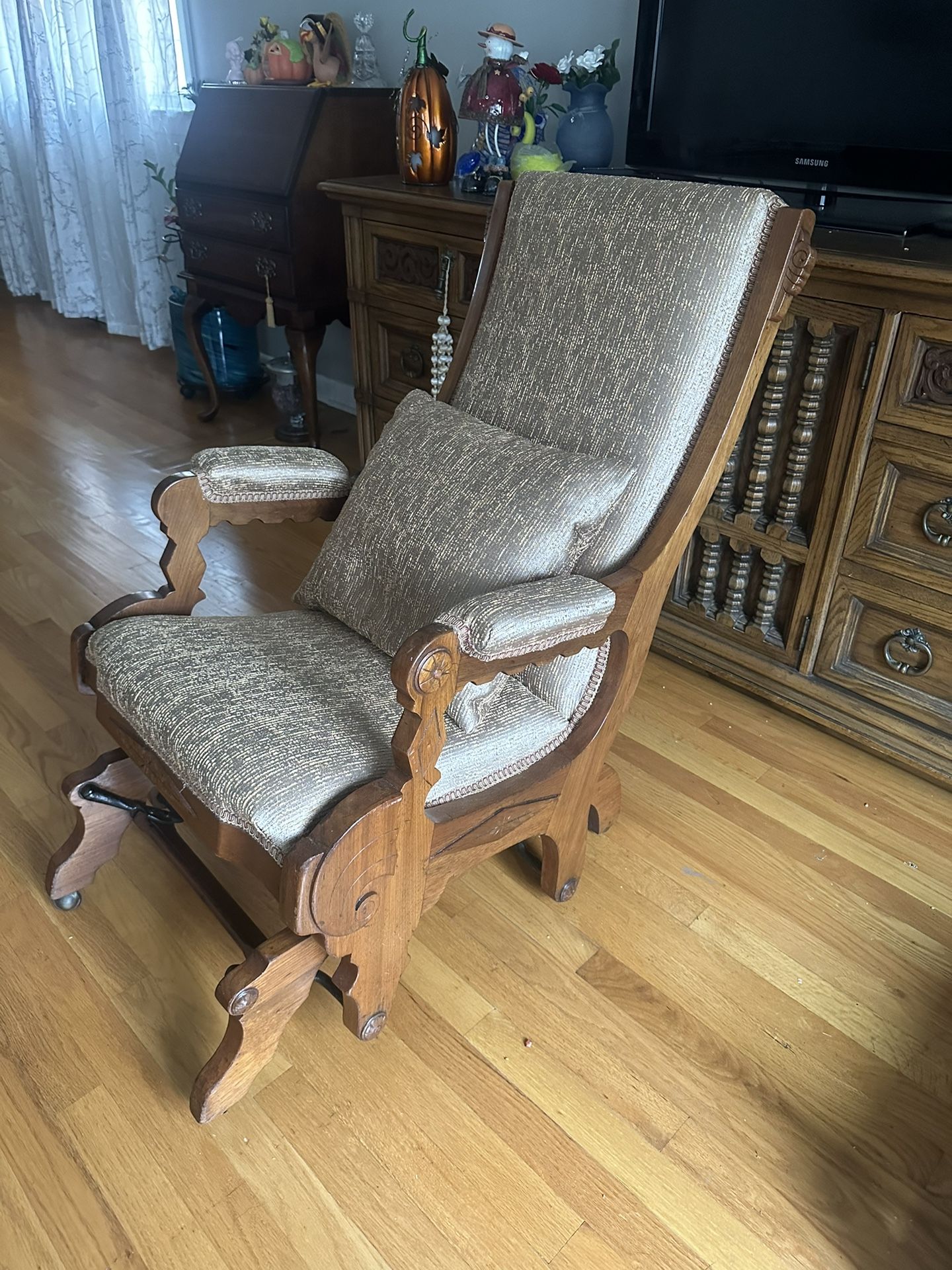 Newly upholstered rocking chair in perfect condition $300 - photo 3