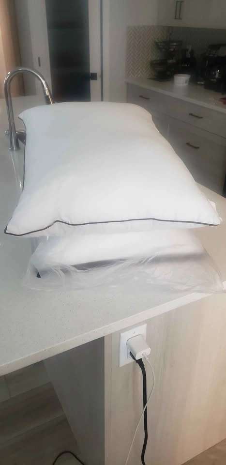 New Set of 2 Hotel Quality Luxury Pillow