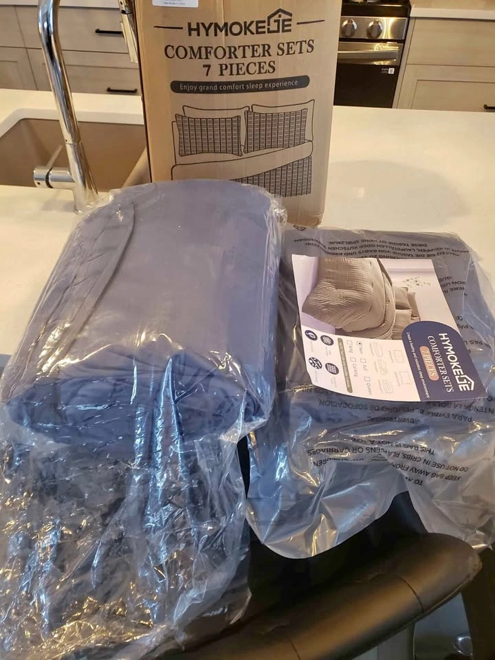 New Luxury Twin Size Comforter Set - 7 Pieces (Brand New), Navy