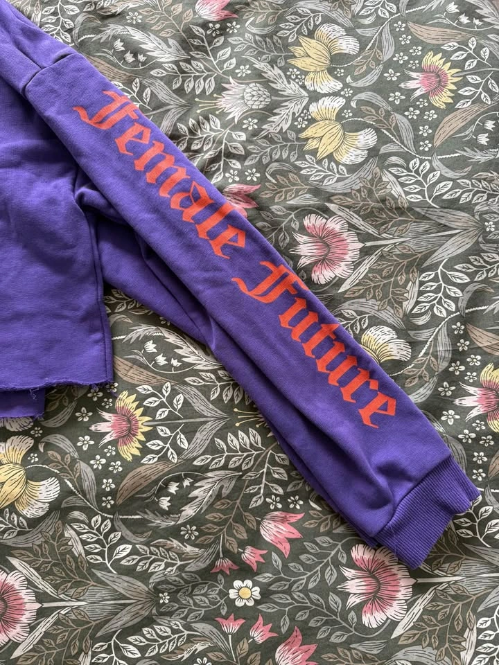 Graphic cropped hoodie | Size Small - photo 4