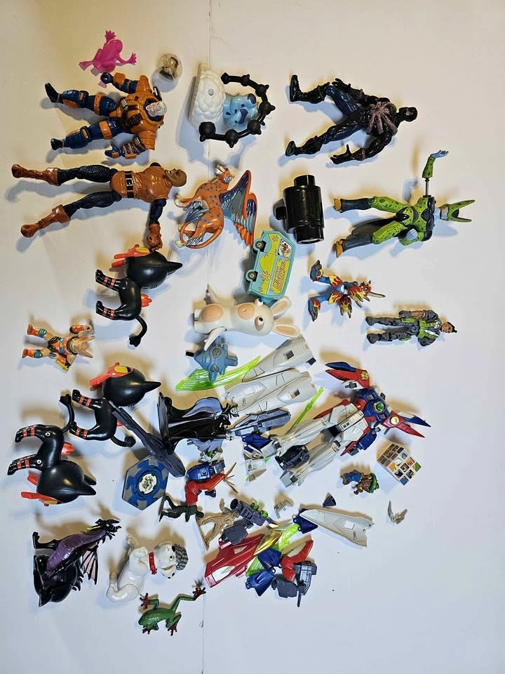 Misc small toy lot.