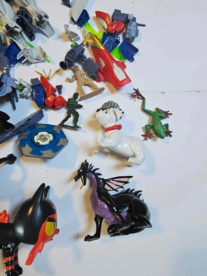 Misc small toy lot. - photo 2