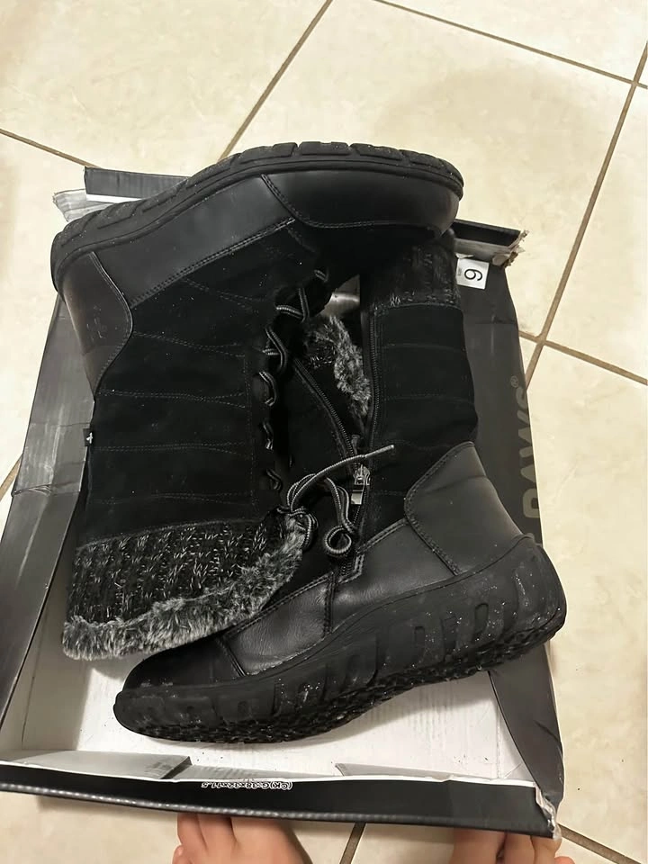 Women Hot Paws Winter Shoes - Size 9