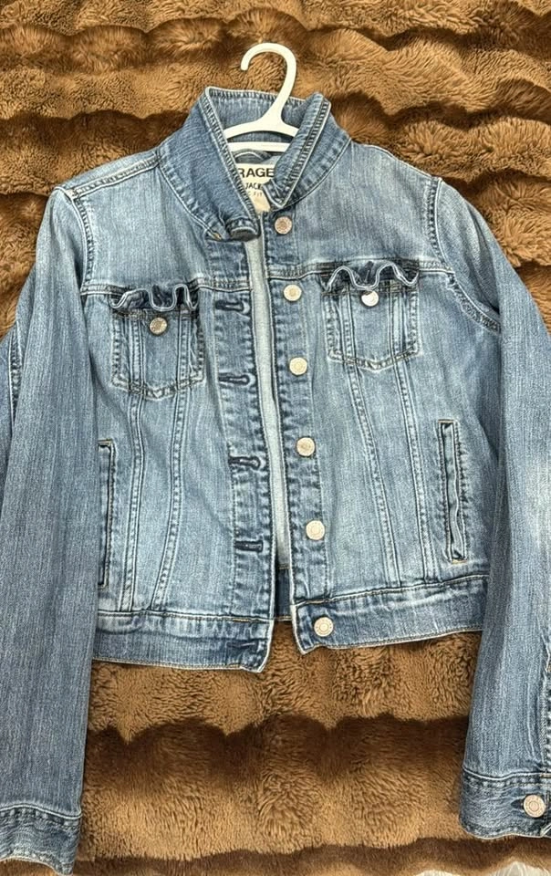 Hollister & Garage Denim Jackets – Stylish & Affordable - photo 3