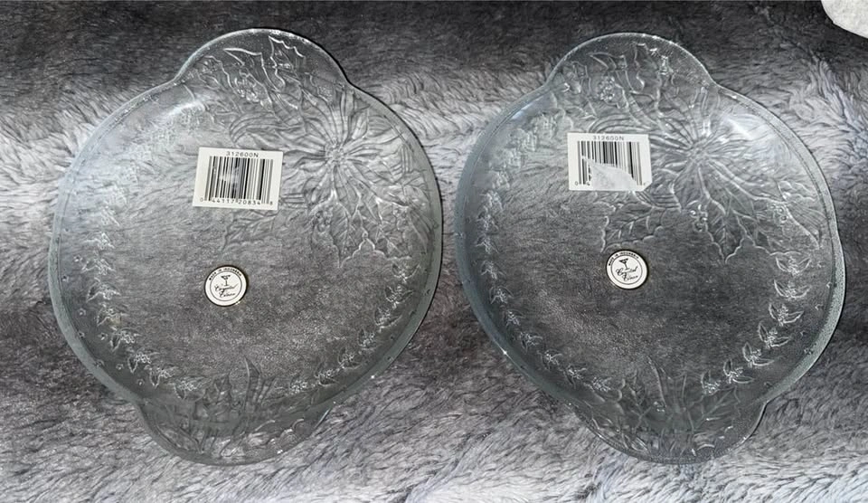 Elegant Crystal Clear Poinsettia Holly Glass Plates Set of 2 - photo 2