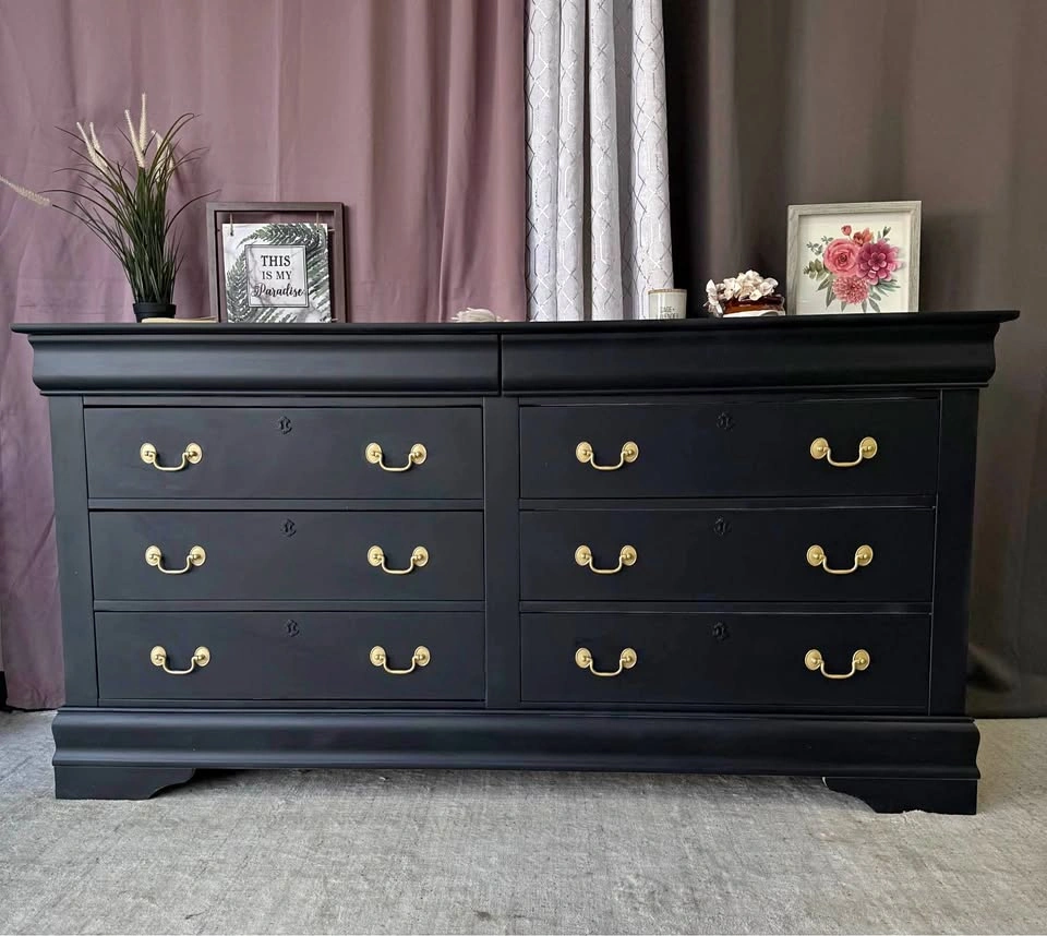 Dresser for sale in excellent condition - refinished