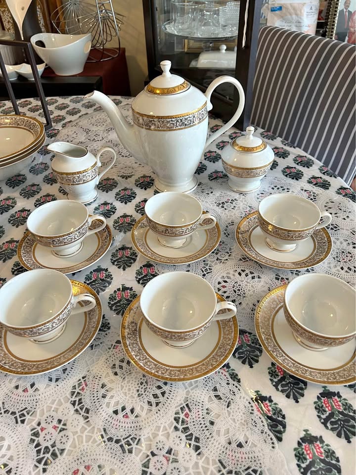 Tea Set 6 Cups and Saucers, 1 Teapot, 1 Milk Pot, 1 Sugar Pot