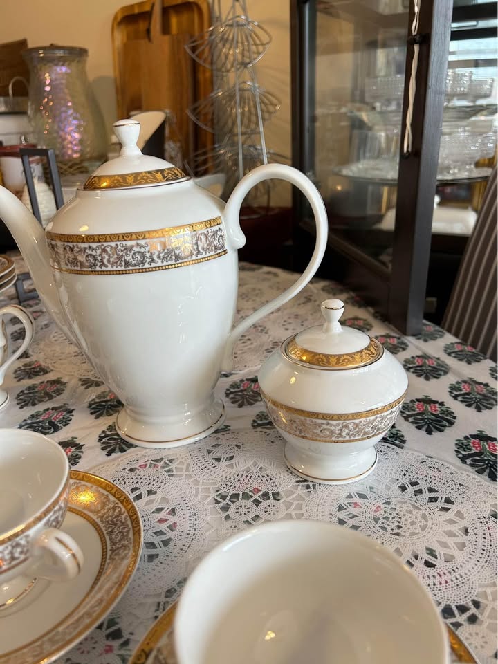 Tea Set 6 Cups and Saucers, 1 Teapot, 1 Milk Pot, 1 Sugar Pot - photo 5