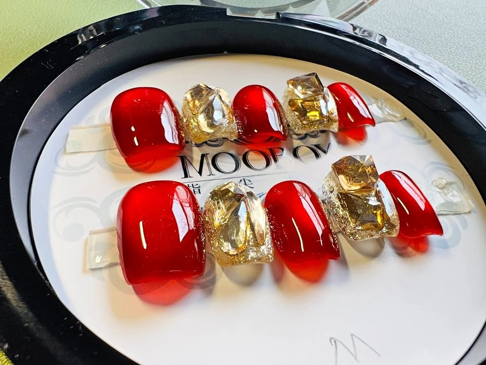 MOOBOX Red & Gold Gem Press-On Nails