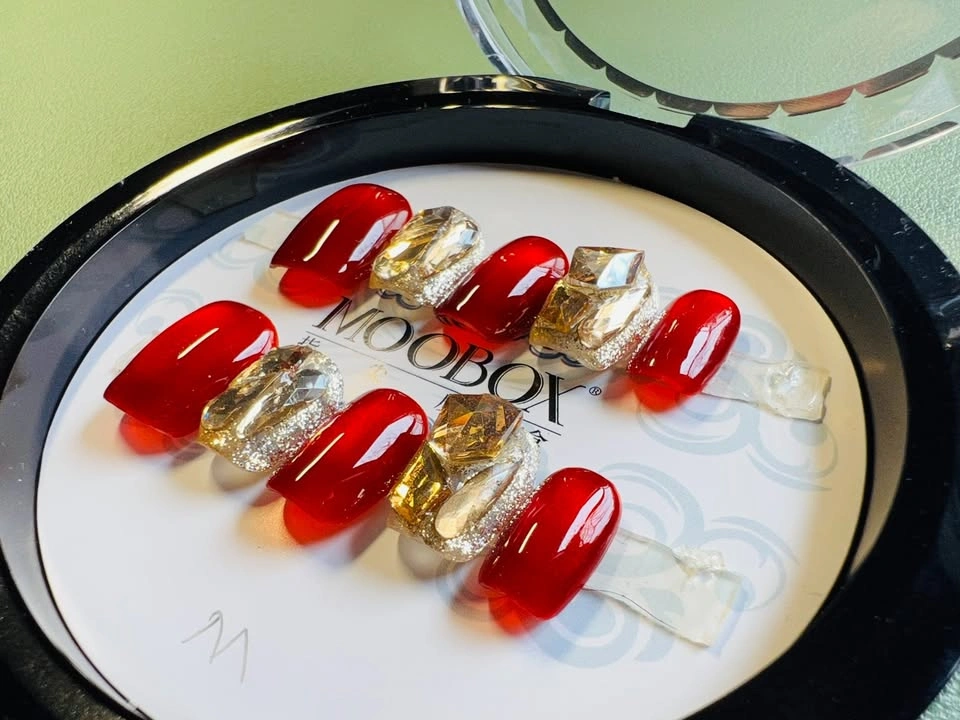 MOOBOX Red & Gold Gem Press-On Nails - photo 2