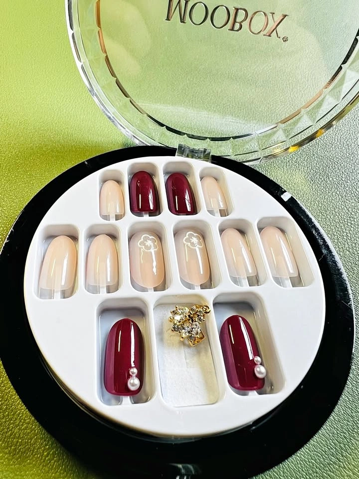 WOOBOX Press-On Nails Nude Red Floral Pearl Charm